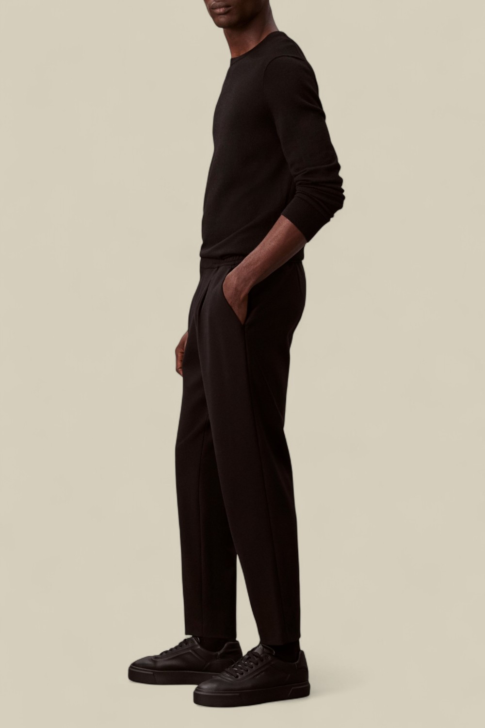 תמונת כל הלוק של מכנסיים מחויטים